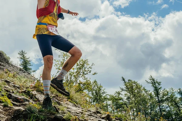 Masculino Corredor Equilibrando Correr Para Baixo Íngreme Montanha Corrida Maratona — Fotografia de Stock
