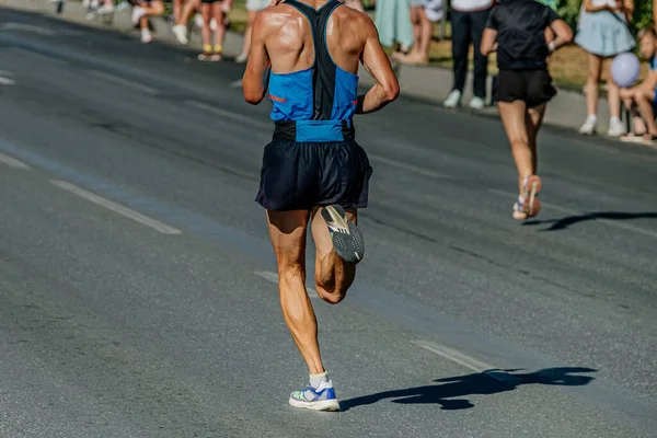 Visão Traseira Corredor Masculino Correndo Maratona Cidade Suor Tempo Quente — Fotografia de Stock