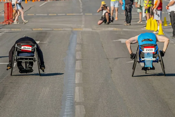 Tekerlekli Sandalye Yarışçısı Maraton Yarışına Birlikte Gidiyorlar Şehir Yaz Sporları — Stok fotoğraf