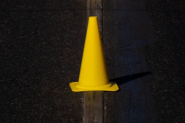 Amarelo Tráfego Cone Stand Linha Marcador Estrada Asfalto Escuro — Fotografia de Stock