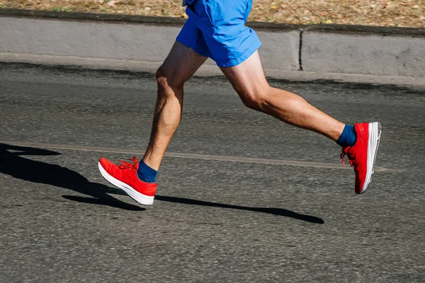 Pernas Corredor Masculino Corrida Cidade Maratona Corrida Contrastando Sombra Corredor — Fotografia de Stock