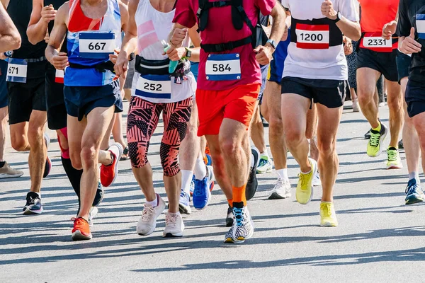 Grandes Corredores Grupo Atletas Homens Mulheres Correr Corrida Maratona Cidade — Fotografia de Stock