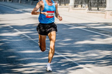 Erkek lider atlet maraton koşuyor, spor yaz oyunları