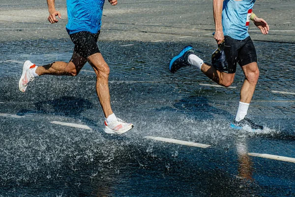 Twee Mannelijke Lopers Lopen Marathon Race Waterstation Plas Plons Water — Stockfoto