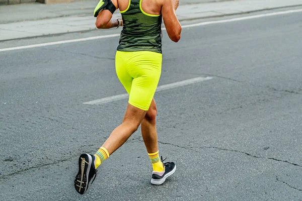 Vista Lateral Feminino Corredor Corrida Maratona Corrida Meias Verdes Brilhantes — Fotografia de Stock