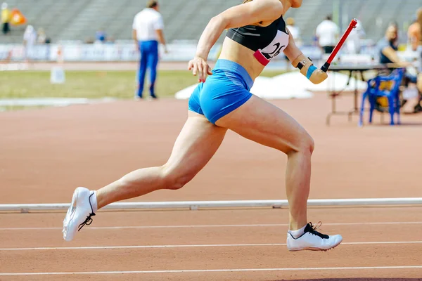 女子助跑运动员在假肢左手跑道体育场 夏季助跑田径锦标赛 — 图库照片