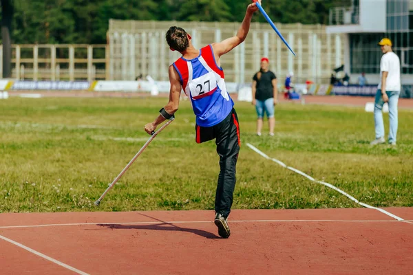 Männlicher Athlet Ohne Bein Mit Krücken Speerwurf Bei Leichtathletik Meisterschaften — Stockfoto