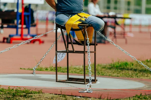 Αθλητής Χωρίς Πόδια Δεμένα Στο Τραπέζι Ζώνη Σουτ Τεθεί Para — Φωτογραφία Αρχείου