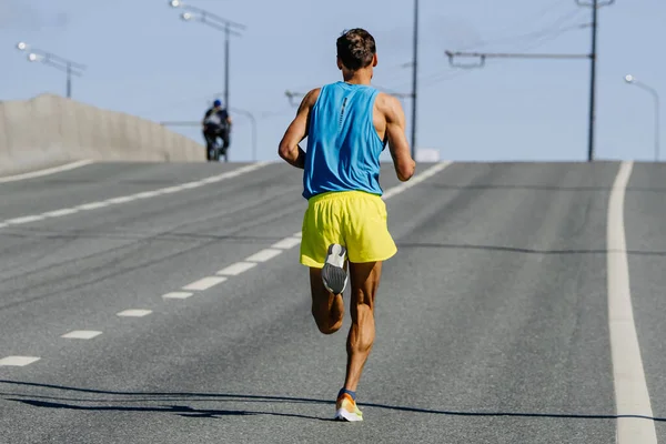 Achteraanzicht Mannelijke Atleet Lopen Marathon Race Weg Met Markering Lijn — Stockfoto