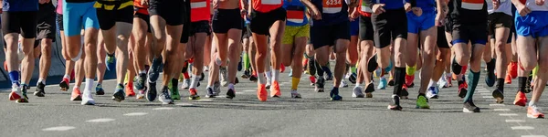 ランナー男女の足グループがマラソン大会パノラマビュースポーツイベントを開催 — ストック写真