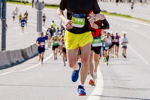 Førende Atlet Runner Kører Spidsen Store Gruppe Løbere Maraton Løb - Stock-foto
