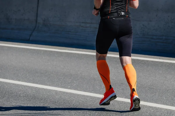 Zijaanzicht Mannelijke Atleet Compressie Sokken Lopen Marathon Race Weg Zomer — Stockfoto
