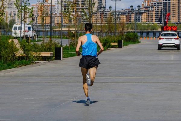 Czołowy Sportowiec Biegnie Maraton Wyścig Parku Czas Samochodu Letnie Wydarzenie — Zdjęcie stockowe