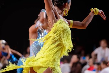 Parlak sarı elbiseli bayan dansçı, dans pisti yarışması, ça-ça-ça dansı