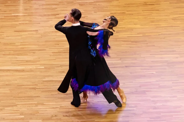 ダンススポーツ大会で黒のドレスを着たパートナーダンサー — ストック写真