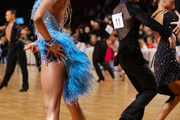 ダンススポーツ競技で青いドレスを着た女性ダンサーラテンダンス — ストック写真