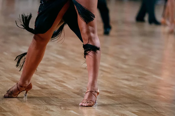 Ноги Жіночий Танцюрист Коричневому Танцювальному Взутті Змагання Танцювального Спорту Танець — стокове фото