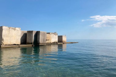 konsept deniz, beton küpleri ve martıların huzur manzarası