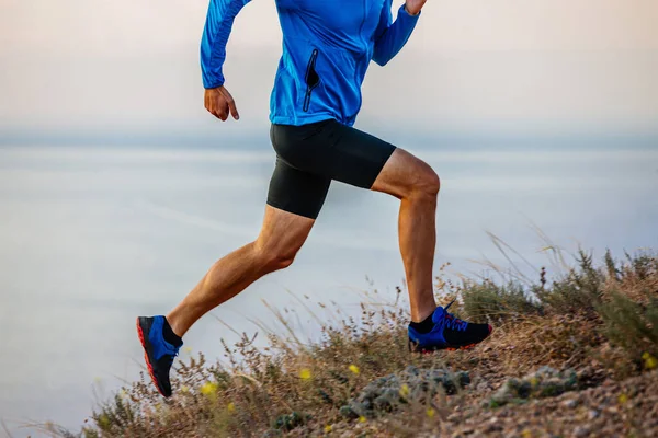 Primer Plano Corredor Masculino Correr Cuesta Arriba Sendero Chaqueta Azul —  Fotos de Stock