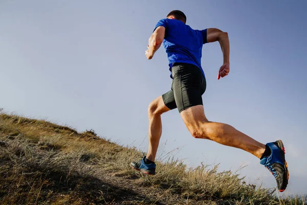 Atleta Corredor Correndo Montanha Subida Camisa Azul Meias Calças Pretas — Fotografia de Stock