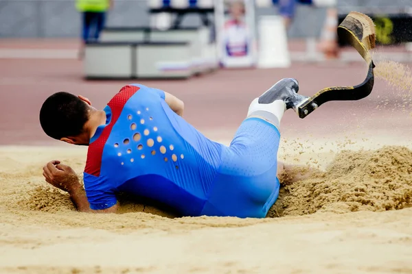 助跑运动员跳远 在田径比赛 夏季运动会上在沙地上着陆 — 图库照片