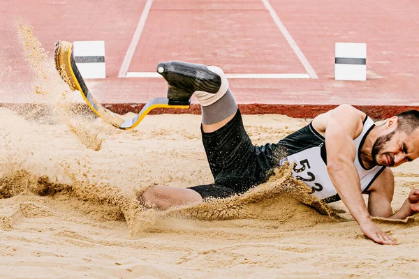 Para Idrottsman Längdhopp Landning Sand Friidrott Tävling Sommar Sportspel — Stockfoto