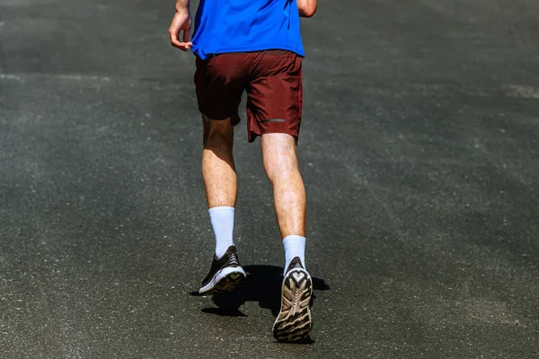 Rückansicht Männlicher Läufer Läuft Bergauf Auf Dunklem Asphalt Sommer Marathonlauf — Stockfoto