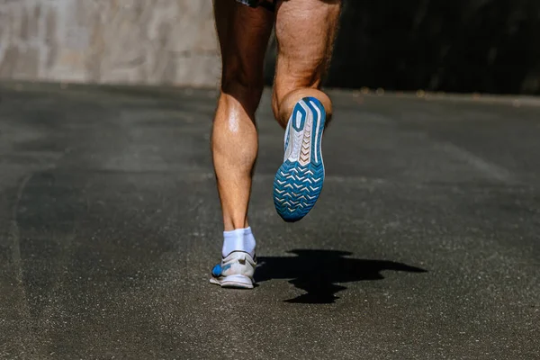 Tek Koşu Ayakkabısı Koşucusu Arka Planda Karanlık Yol Yaz Maratonu — Stok fotoğraf