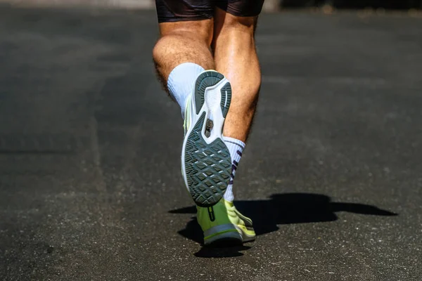 Close Sole Running Shoe Legs Male Runner Background Dark Road — Stock Photo, Image