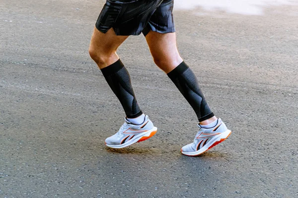 Vista Lateral Pernas Corredor Masculino Mangas Compressão Correndo Maratona Asfalto — Fotografia de Stock