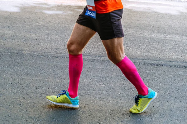 Zblízka Nohy Samec Běžec Růžové Kompresní Ponožky Běží Asfaltu Silniční — Stock fotografie