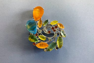 1960-70 yılları arasında yeşil, turuncu ve mavi taşlı klasik broş.