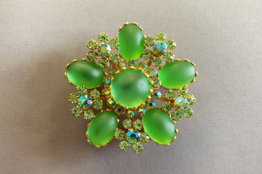 Klasik Henry Schreiner broşu, eşsiz bir broş, nefis nane renginde karyolası ve Aurora Borealis kristalleri var.