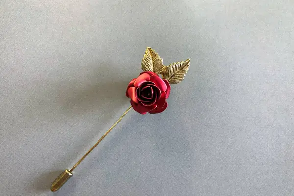 Vintage Pin Brooch Red Rose Gilded Leaves — Stock Photo, Image