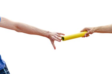 Erkekler, yaz atletizm şampiyonasında beyaz arka planda izole edilmiş bayrak yarışı sopalarını geçirirler.