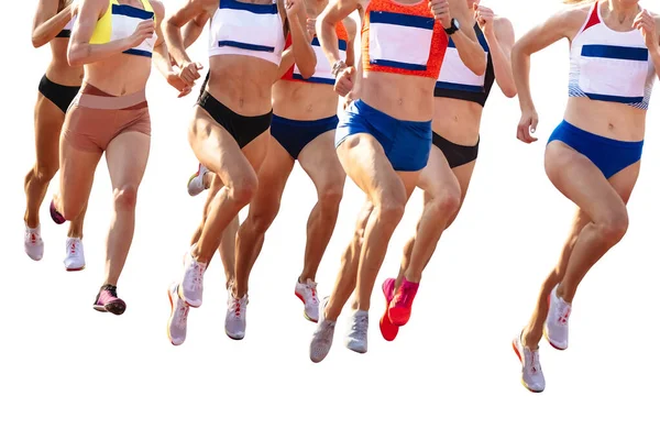 团体女赛跑选手在夏季田径运动中跑800米 在白人背景下被隔离 — 图库照片