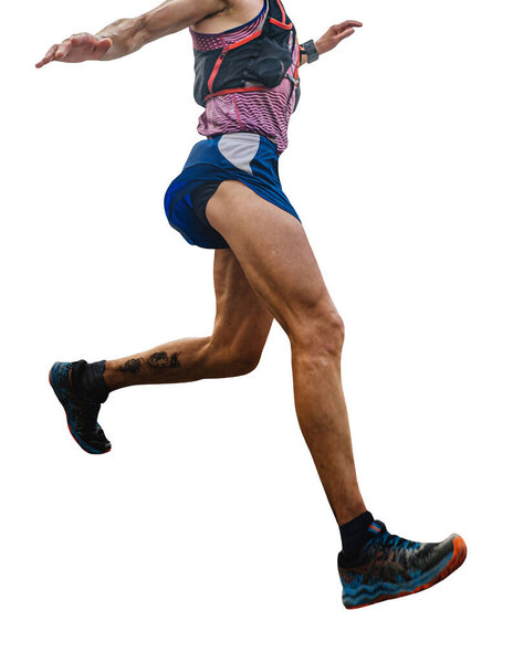 крупным планом бегущий вниз крутой склон горы изолирован на белом фоне