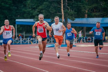 Chelyabinsk, Rusya - 28 Ağustos 2015: grup atletleri 60 yaşında atletizm yaz müsabakalarında koşuyorlar