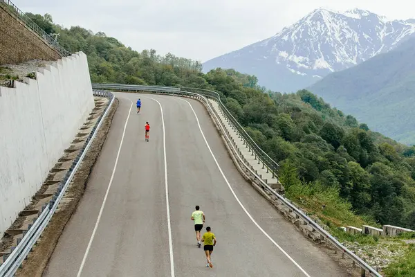 Traseiro Vista Grupo Atleta Corredor Correndo Subida Estrada Montanha Maratona — Fotografia de Stock