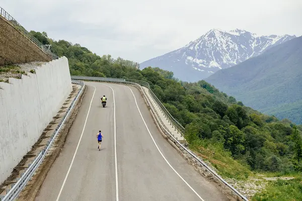 Leading Athlete Runner Running Uphill Road Marathon Race Motorcyclist Escort — Stock Photo, Image