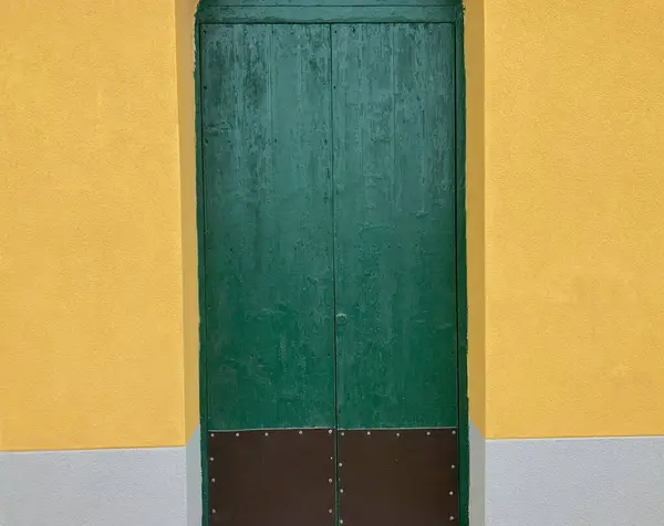 Porta Verde Appartamento Sfondo Parete Gialla — Foto Stock