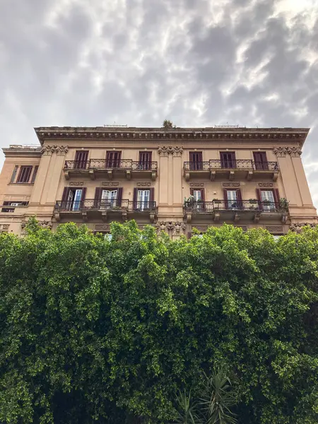 Vecchia Casa Palermo Sullo Sfondo Cielo Alberi Verdi — Foto Stock