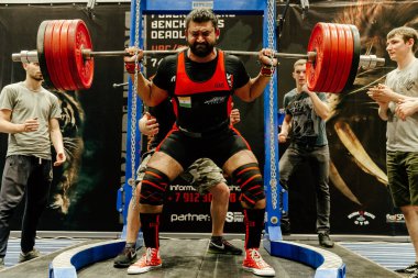 Rusya, Chelyabinsk - 17 Temmuz 2018: İranlı sporcu halter kaldırma yarışması sırasında halter çömelmesine başlayacak