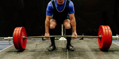 Sporcu kaldırma yarışmasında kaldırma işlemine başladı