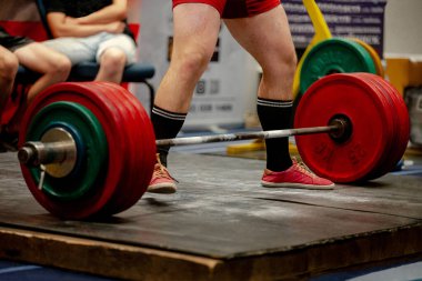 Deadlift yarışmasında bacak kaldırıcı ön halter