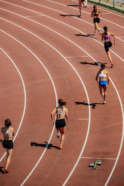 Yaz atletizm oyunlarında kadınlar 400 metre yarışına başla