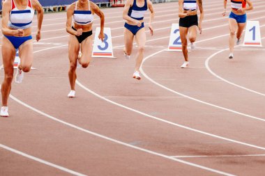 Yaz atletizm yarışmasında grup kadınlarını 800 metre yarışa başlat