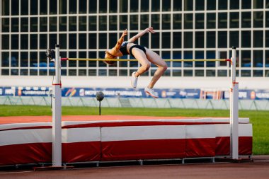 Atletizm yarışmasında başarılı bir yüksek atlama denemesi.