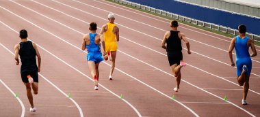 800 metre koşan dikiz grubu adamları.