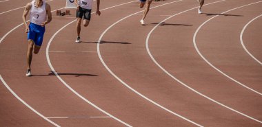 Stadyum ve atletizm müsabakalarında bir grup atlet yarışına başlıyoruz.